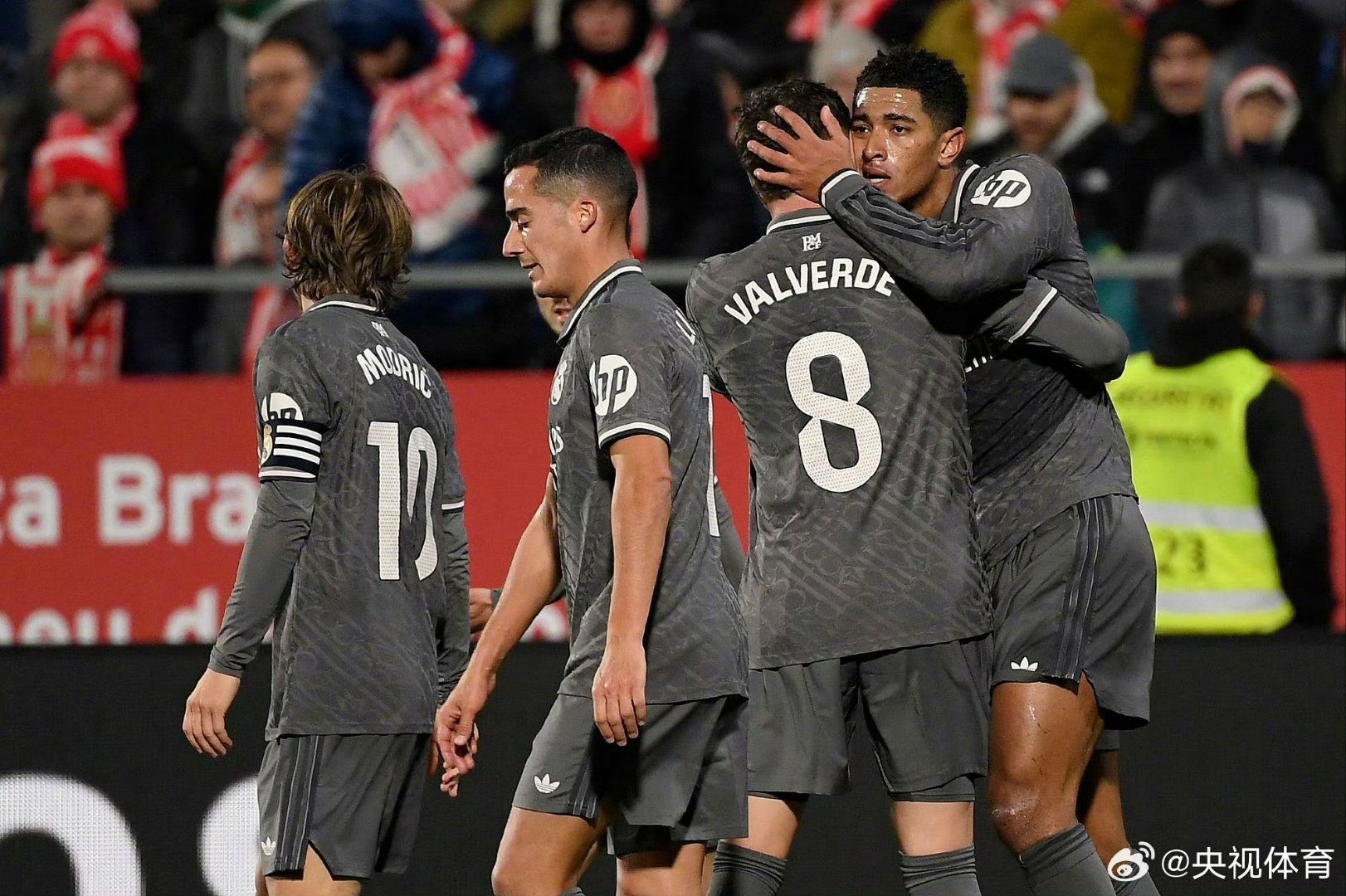 皇家马德里中场发挥出色，帮助球队晋级(皇家马德里出场阵容)